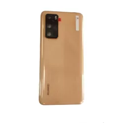   Capacul din spate al dispozitivului Huawei P40 din fabrică, cu obiectiv pentru cameră, auriu